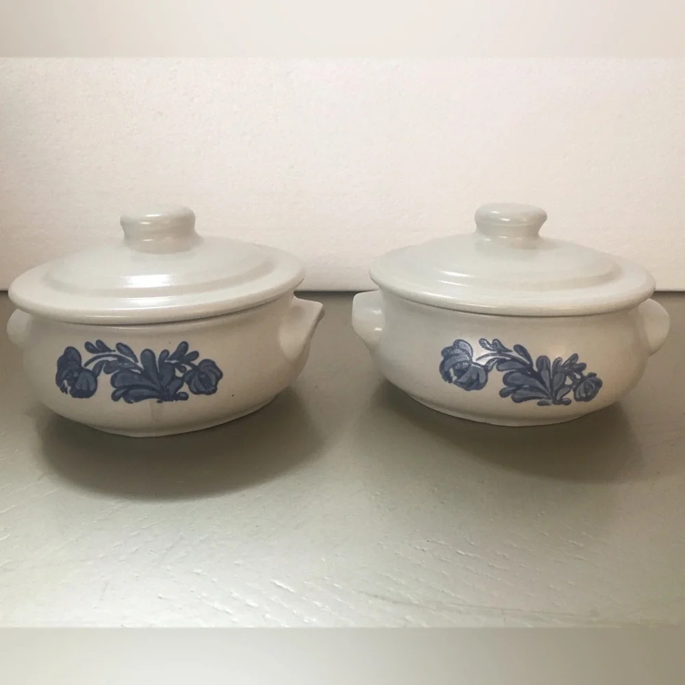Pfaltzgraff Yorktowne 305Y‎ Individual Casserole/Chowder Bowls with Lids Pair